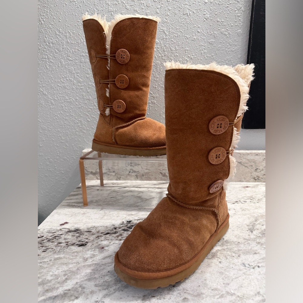 UGG BAILEY TRIPLE BOOTS, SIZE 7